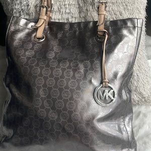 Gorgeous EUC large Michael Kors patent leather signature tote 🔥